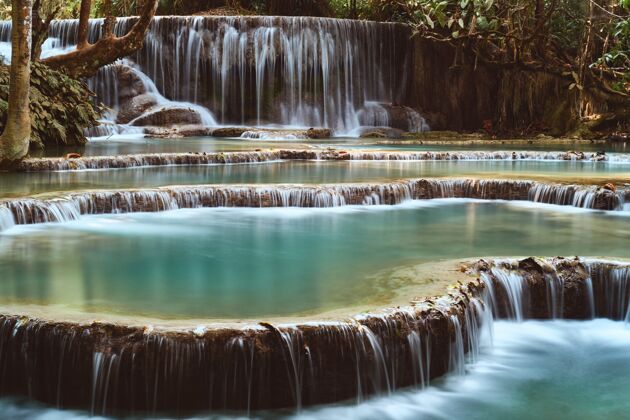 瀑布老挝琅勃拉邦美丽的热带匡寺瀑布长时间曝光风景热带新鲜