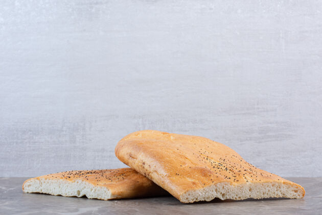 Tandoori在大理石上堆放着脆脆的半片tandoori面包烘焙食品面包面包