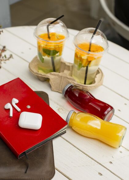 健康食品高角度果汁瓶放在桌子上天然异国情调热带水果