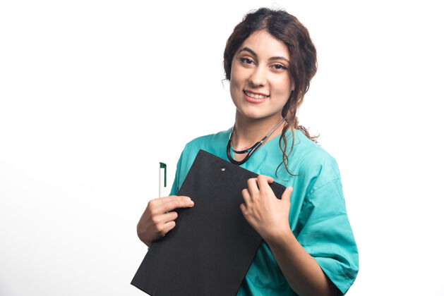 从业者年轻的女医生拿着剪贴板 手里拿着笔 背景是白色的高质量的照片医疗实习生治疗师