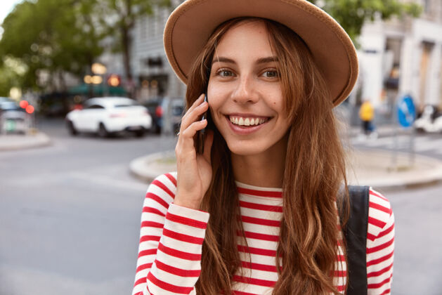 水平快乐女模特写写真呼叫服务运营商 在市区漫步 在漫游中使用连接 享受出国旅行 留长发街道城镇周末