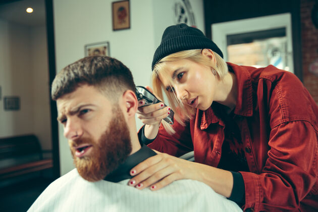 理发师客户在理发店剃须女理发师在沙龙性别平等女性在男性职业性别美容剃须刀