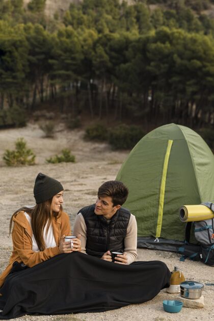 世界各地一对夫妇在森林里露营好极了旅游户外露营