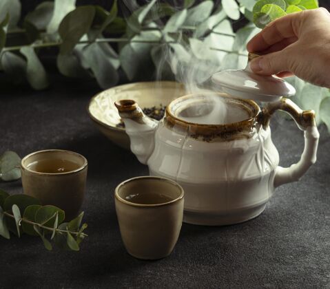 饮料准备好茶杯和热茶饮料水平杯子