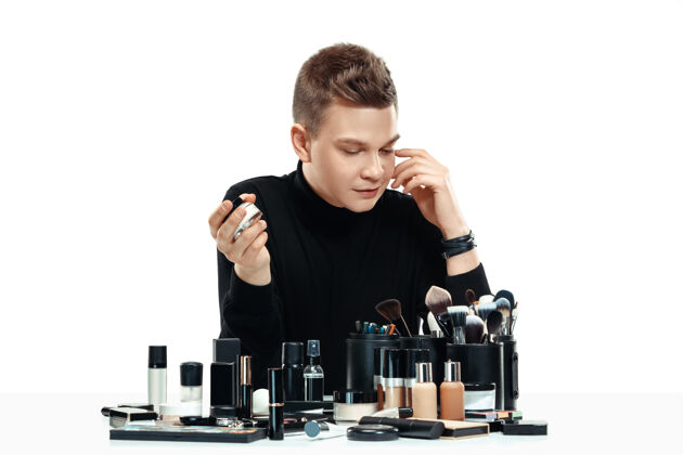 美国专业化妆师与工具隔离在白色工作室的背景下男性在女性profesion性别平等的概念成人画笔香水
