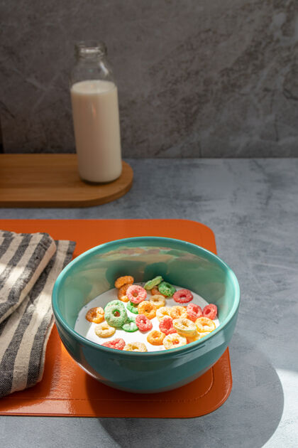 汤匙早餐用彩色的谷类食品盛在一个彩色的碗里偏好营养金色