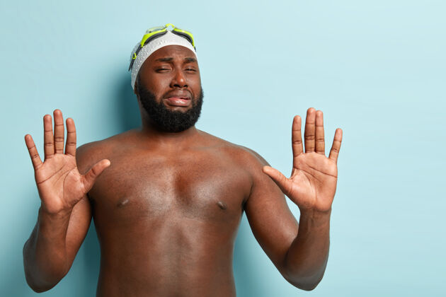 运动一个没有刮胡子的非裔美国游泳运动员厌恶地做着停止动作 拒绝了什么 在镜头前展示了手掌消极训练人体
