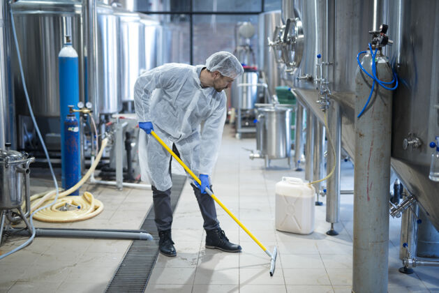 清洁工专业工业保洁员在食品加工厂统一保洁地板工作专业人员