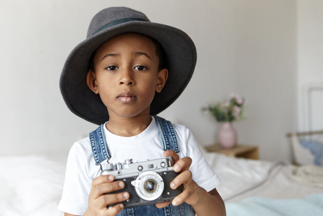 男孩人 摄影 艺术和爱好的概念年轻童年可爱