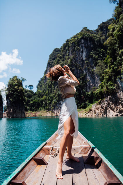 热带年轻女子度假时尚写真 亚洲木船上丛林风景肖像