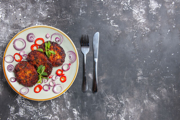 晚餐顶视图美味的肉排洋葱圈灰色地板上的美食照片肉片肉美味