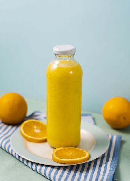 果汁果汁瓶和橙子的排列垂直橙子液体