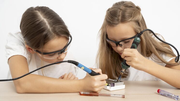 孩子戴着防护眼镜的女孩在做科学实验眼镜水平分析