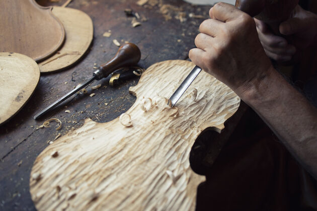 正品木匠的手在他的旧时装工作室里塑造和雕刻木头的特写镜头有才华手工产品