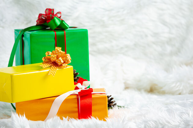 礼物一堆白色皮草材质的礼盒装饰辉光圣诞