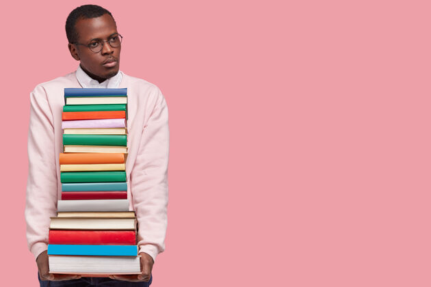 人沉思的黑人青年形象戴着眼镜和毛衣 背着课本空白书籍个人