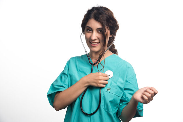 设备女医生在白色背景上使用听诊器高质量的照片手制服仪器