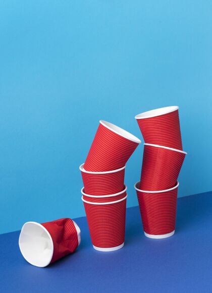 环保在桌子上收集塑料杯杯子一次性复制