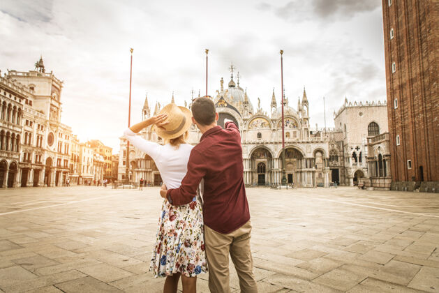 参观年轻夫妇在威尼斯游玩-游客在意大利旅游和观光威尼斯最相关的地标-关于生活方式 旅游 旅游的概念圣旅游男人