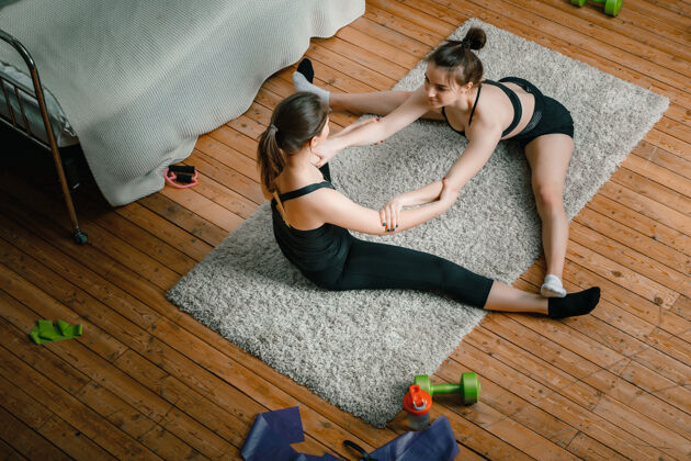 瑜伽年轻女性喜欢在家里运动 在线锻炼冥想地板运动