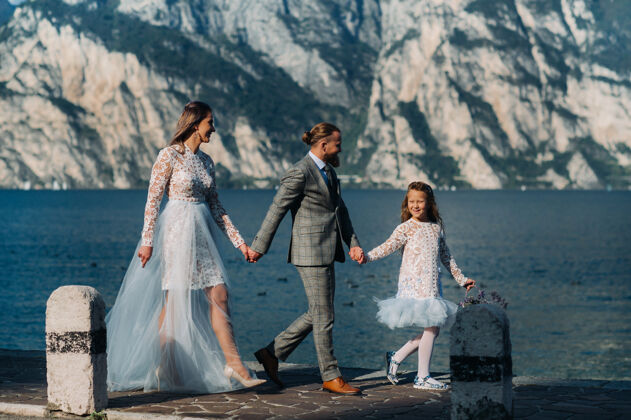 美丽的家庭意大利 加尔达湖阿尔卑斯山望远镜男人