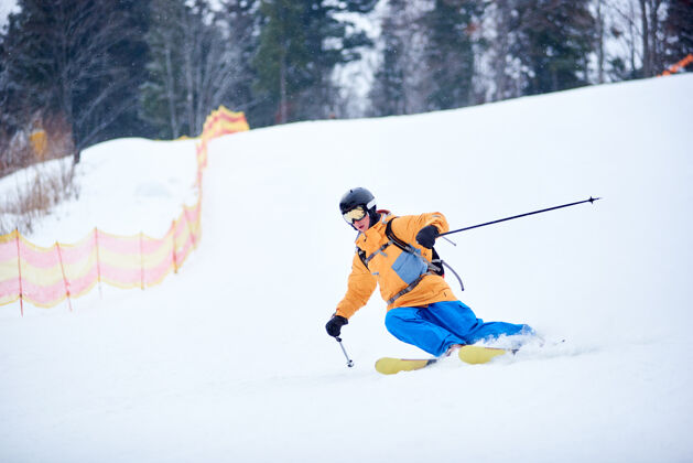 活动熟练的年轻滑雪者专注于在陡峭的滑雪坡上滑雪极限冬季活动概念正视图运动休息下坡