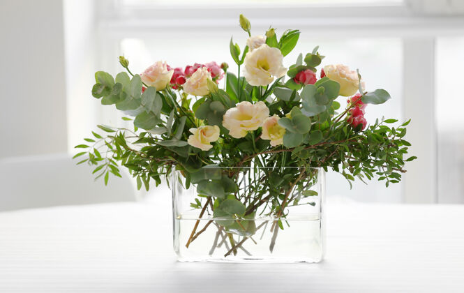 花瓣白色桌子上的插花玫瑰花园美丽