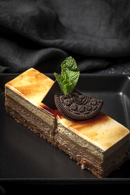 糖传统的豪华法式糕点 深色盘子上有薄荷叶糕点面包房黑