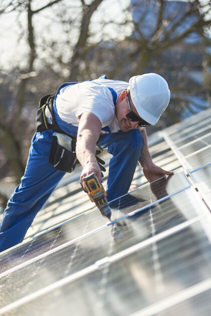电力在屋顶安装太阳能光伏板系统电压可持续性建筑