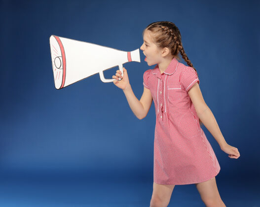 沟通小女孩对着纸上的扩音器大声喊叫情绪喇叭注意