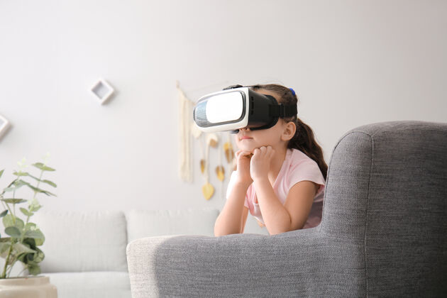 数字家里戴着虚拟现实眼镜的小女孩孩子虚拟现实可爱