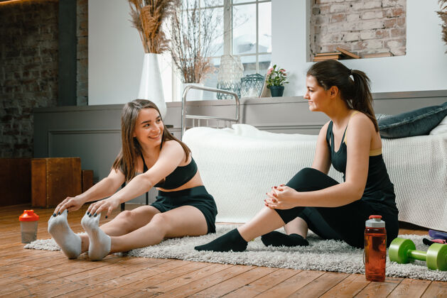 运动年轻女性喜欢在家里运动 在线锻炼体操健身房瑜伽年轻保护