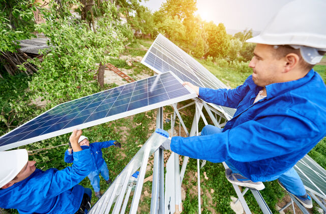 面板安装独立太阳能光伏板系统男性商业自然