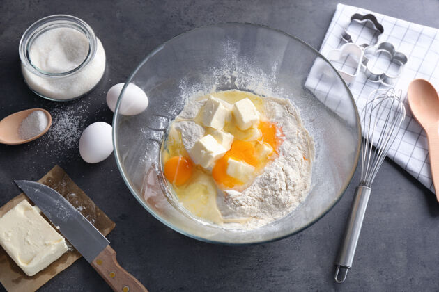形式在餐桌上准备黄油饼干的原料鸡蛋自制食谱