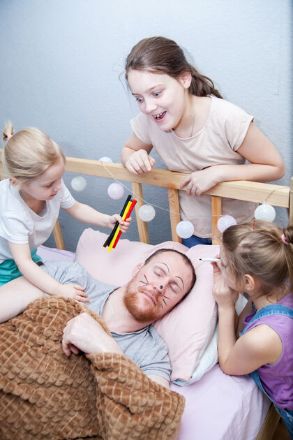女儿愚人节 孩子们在父亲睡觉的时候画他的脸调皮绘画女孩