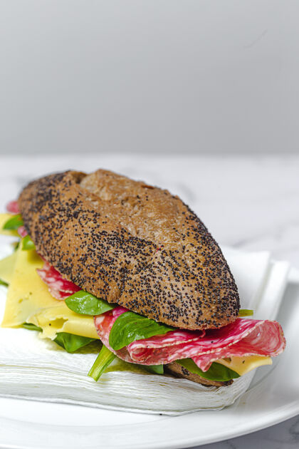 快餐自制香肠三明治配生菜和芝士 配种子面包带走送食物无名小卒肉法式面包