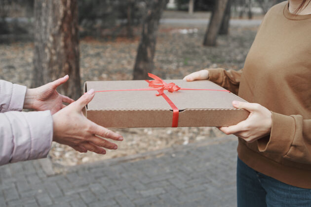 庆祝送礼物给女人一个假期的概念 一个惊喜给予浪漫礼物