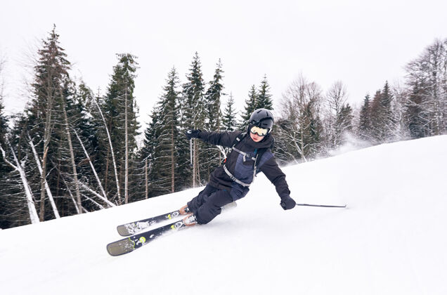度假从高山滑雪下来滑雪者在转弯和落在雪上时做出不吉利的动作正面单色视图练习设备自然