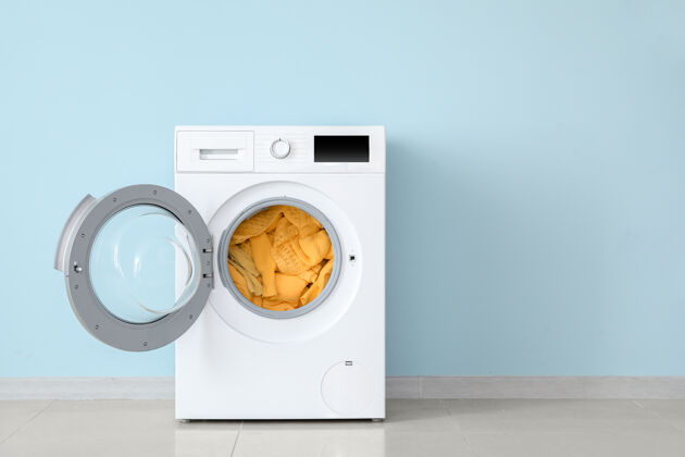 机器现代洗衣机与洗衣房附近的彩色墙家居整理日常