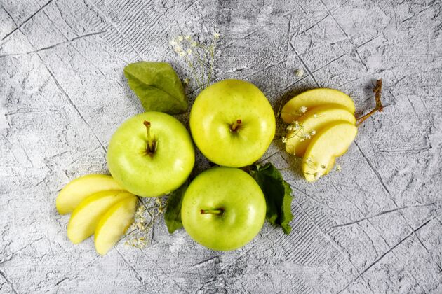 食物果香奇幻三个完整的绿色苹果和苹果楔特写镜头素食 健康的生活方式苹果组闪亮