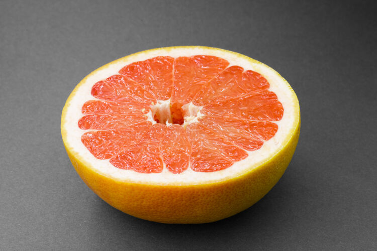 维生素灰色背景上的半个柚子背景葡萄柚切片