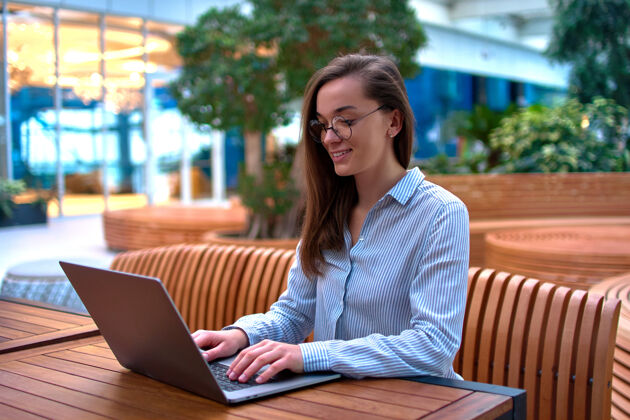专业现代聪明的自由职业女性远程在线工作的笔记本电脑在线视频通话浏览