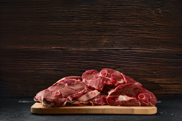 商店木托盘上有各种新鲜的生羊肉配料肉生的