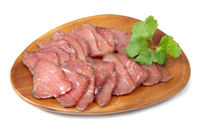 食物干腌猪肉片放在木板上 隔离在白色背景上猪肉干猪肉培根