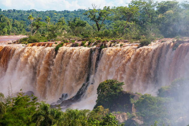南部暴躁的伊瓜苏（iguazu）落在阿根廷-巴西边境 instagram过滤器功能强大丛林中的瀑布河流森林荒野