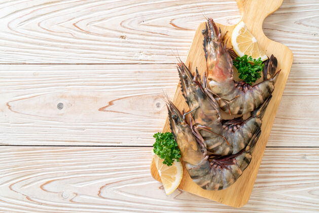 美食新鲜虎虾或虾在木板上国王板木材
