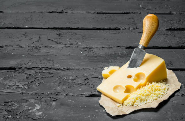 奶酪带刀的新鲜奶酪正餐美食家意大利菜