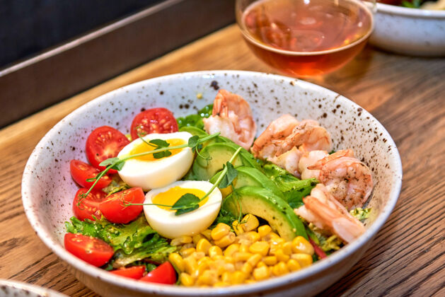食谱美味的虾在餐厅里的一个木头上餐桌美味咖啡馆或酒吧菜单上有海鲜和啤酒烹饪酒吧菜单