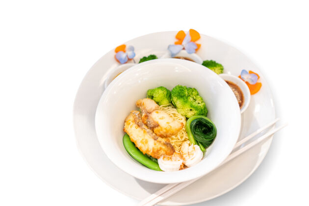 装饰白碗泰式炸鱼挂面 可供午餐或晚餐食用吃辛辣亚洲