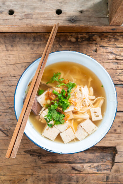 传统木桌越南肉鸡汤面洋葱米饭饮食